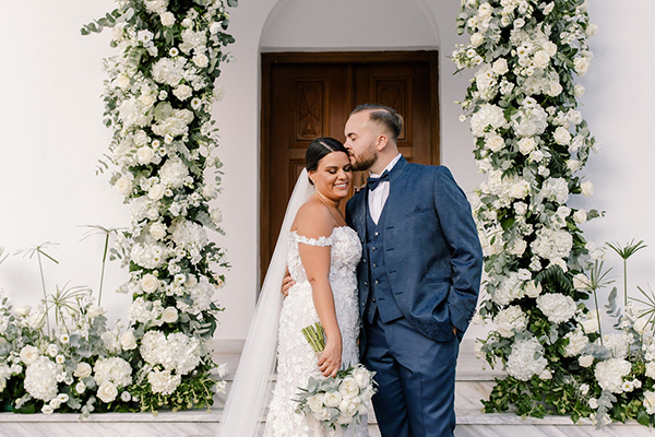 Luxurious summer wedding in Thessaloniki with impressive floral arrangements in white shades │ Laoura & George