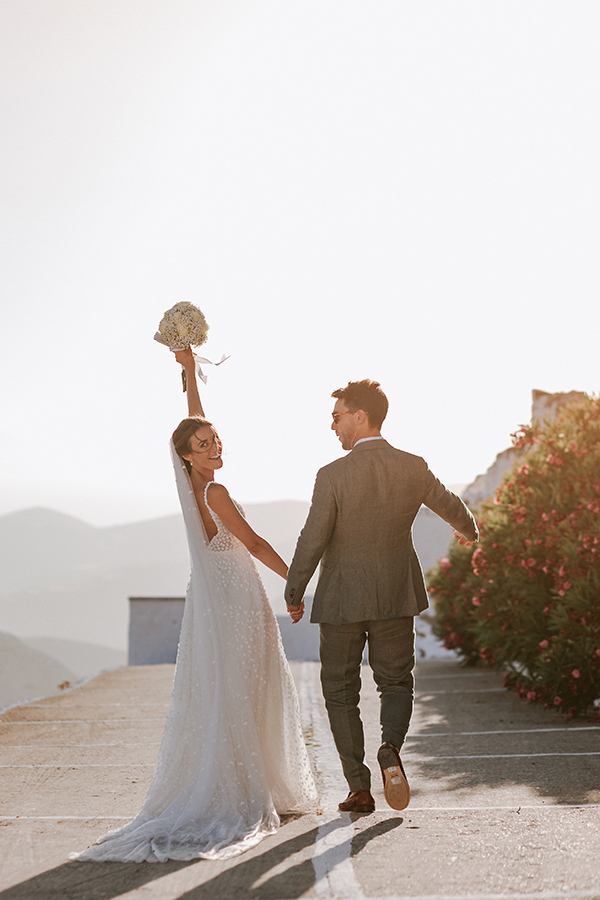 summer-wedding-folegandros-baby-breaths-romantic-details_61x