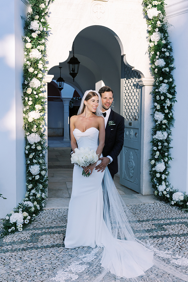 fairytale-summer-wedding-spetses-island-gorgeous-white-florals_01