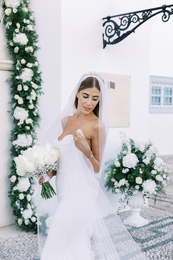 fairytale-summer-wedding-spetses-island-gorgeous-white-florals_02x