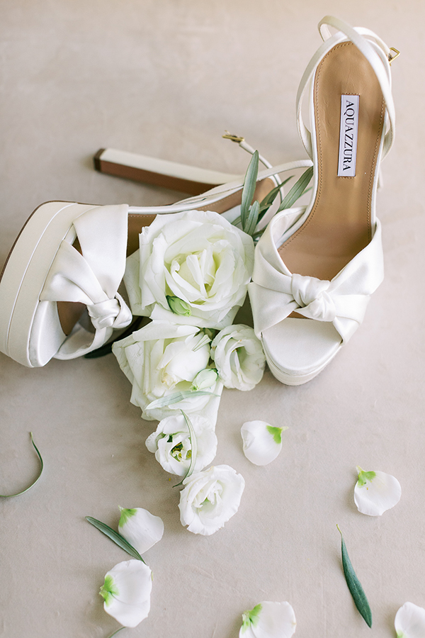 fairytale-summer-wedding-spetses-island-gorgeous-white-florals_09