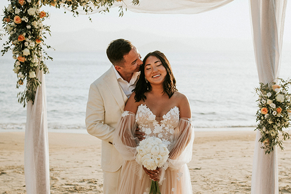 Destination beach wedding in Naxos with white and peach roses | Alta & Vlad