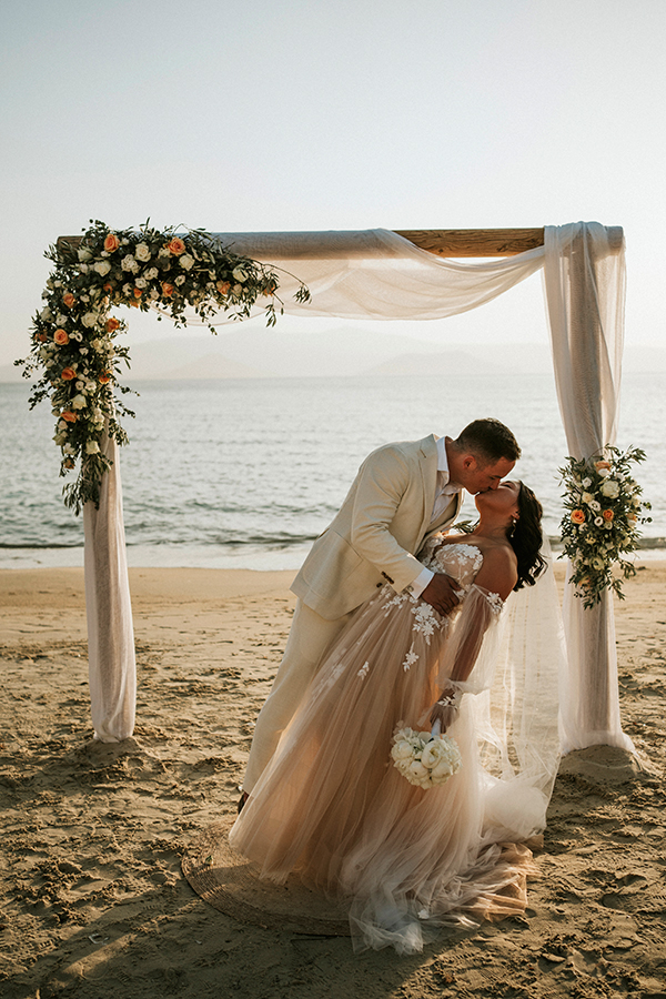 destination-beach-wedding-naxos-white-peach-roses_32