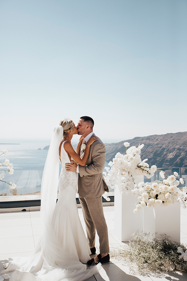 destination-wedding-santorini-romantic-white-florals_26