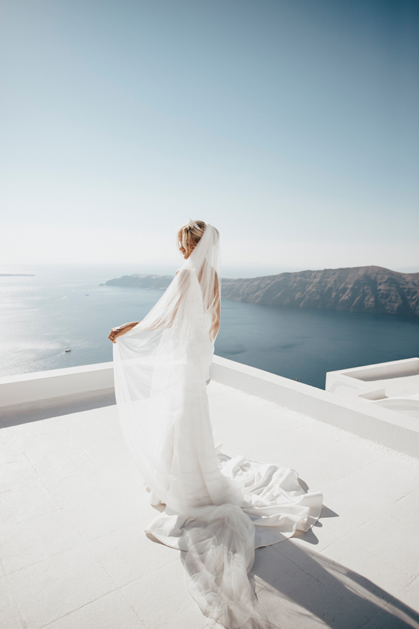 destination-wedding-santorini-romantic-white-florals_31