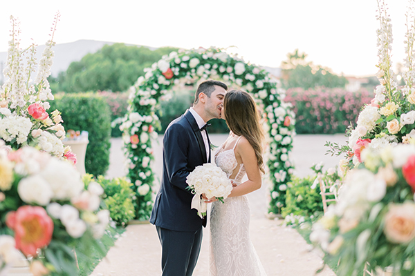 Elegant summer wedding at Ktima Orizontes with the prettiest flowers | Mina & Panos
