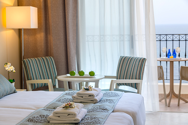 romantic-honeymoon-luxurious-aquamare-hotel-cyprus_02x