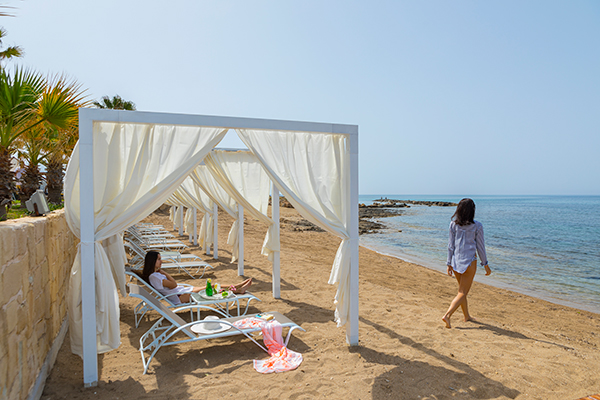 romantic-honeymoon-luxurious-aquamare-hotel-cyprus_02z