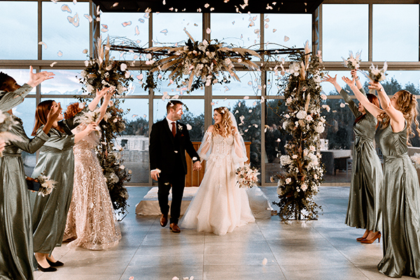 Romantic winter wedding in Thessaloniki with beautiful flowers and candles | Seva & Justin