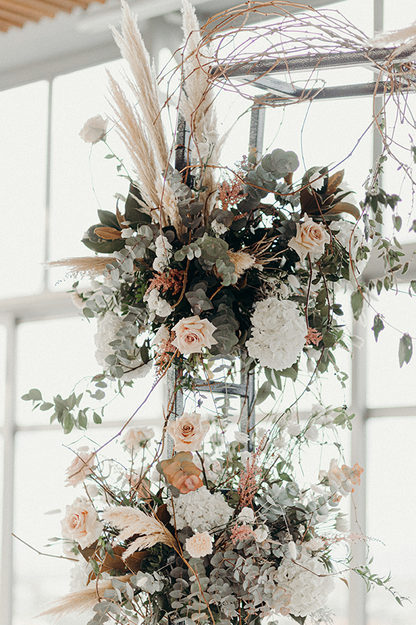 romantic-winter-wedding-thessaloniki-beautiful-flowers-candles_11