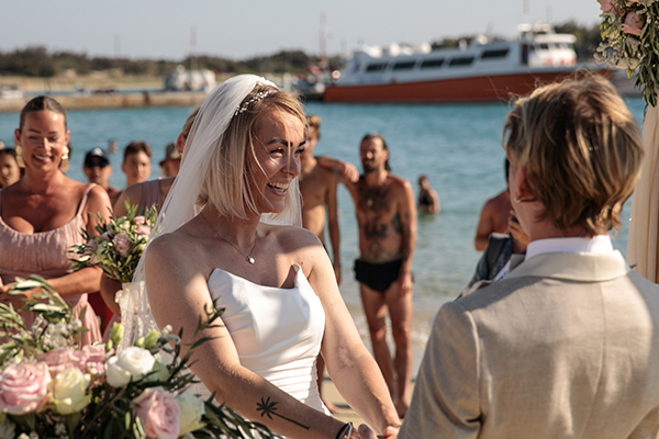 Romantic destination wedding in Naxos with pink roses | Trude & Jonas