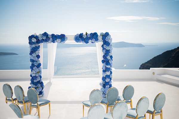 stunning-summer-wedding-santorini-blue-hydrangeas_06x