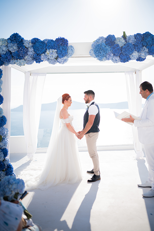 stunning-summer-wedding-santorini-blue-hydrangeas_16