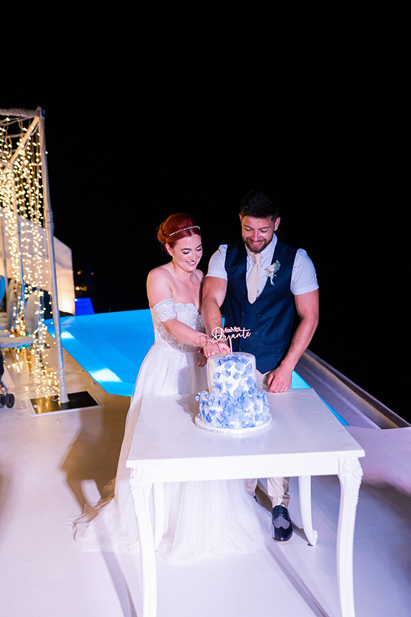 stunning-summer-wedding-santorini-blue-hydrangeas_44