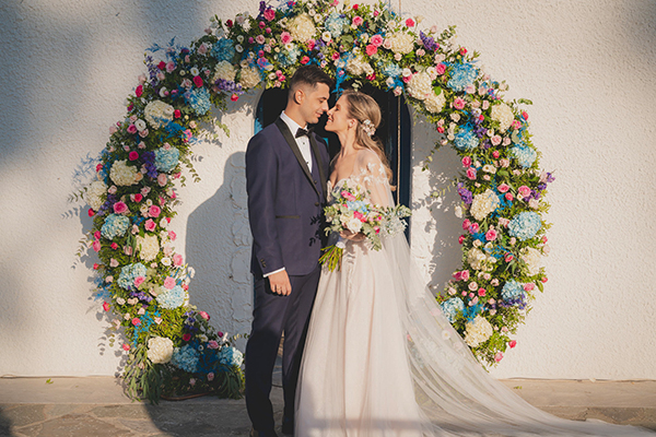 Modern chic fall wedding in Athens with colorful flowers | Vanesa & Thanos