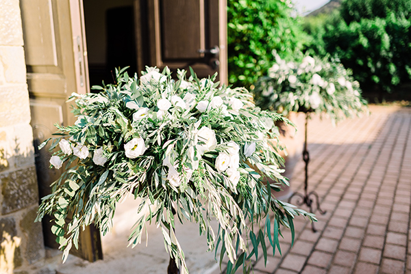 romantic-chic-wedding-decoration-ideas-white-blooms-lush-greeneries_03x