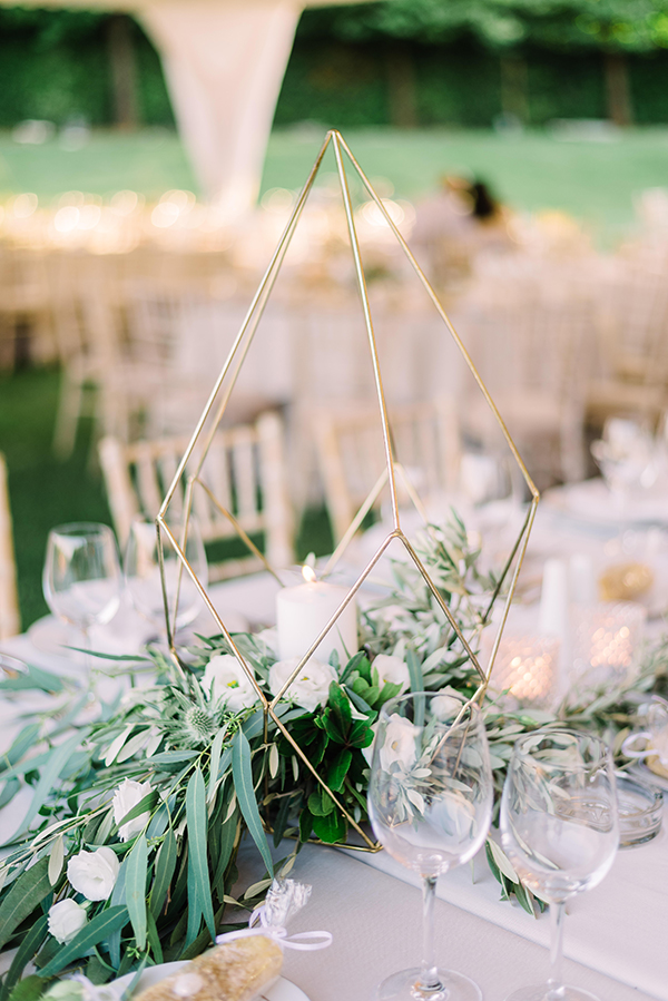 romantic-chic-wedding-decoration-ideas-white-blooms-lush-greeneries_13