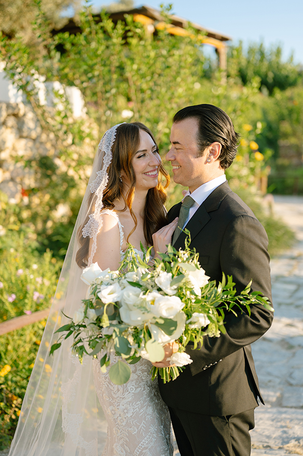 rustic-chic-wedding-crete-white-florals_04