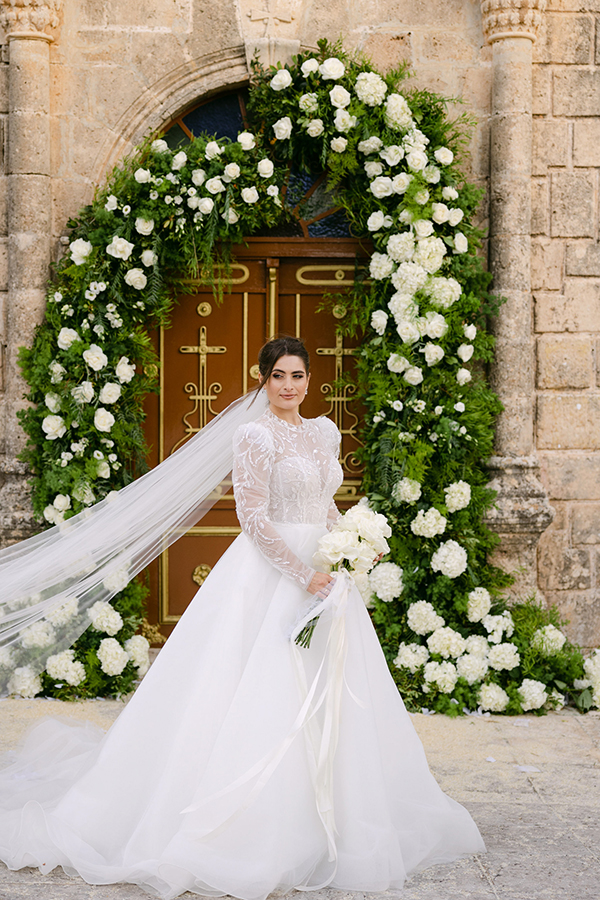 fairytale-wedding-kefalonia-beautiful-white-florals_02