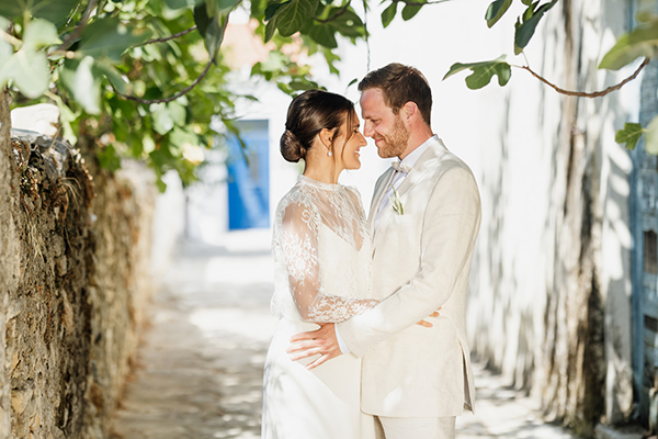 Romantic destination wedding in Naxos with lovely details | Julie & Nicolas