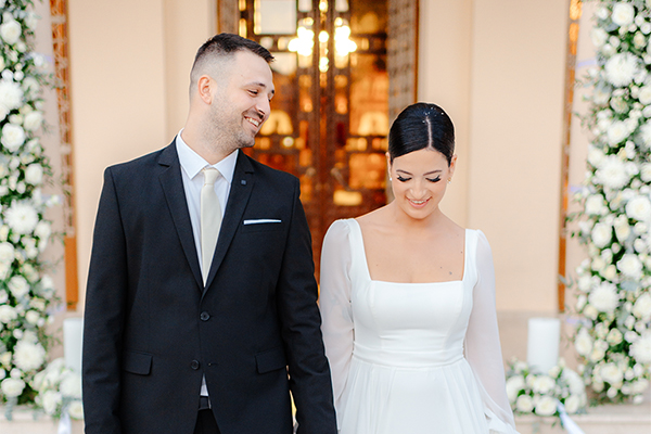 Chic autumn wedding with gorgeous white florals | Christina & Nikos